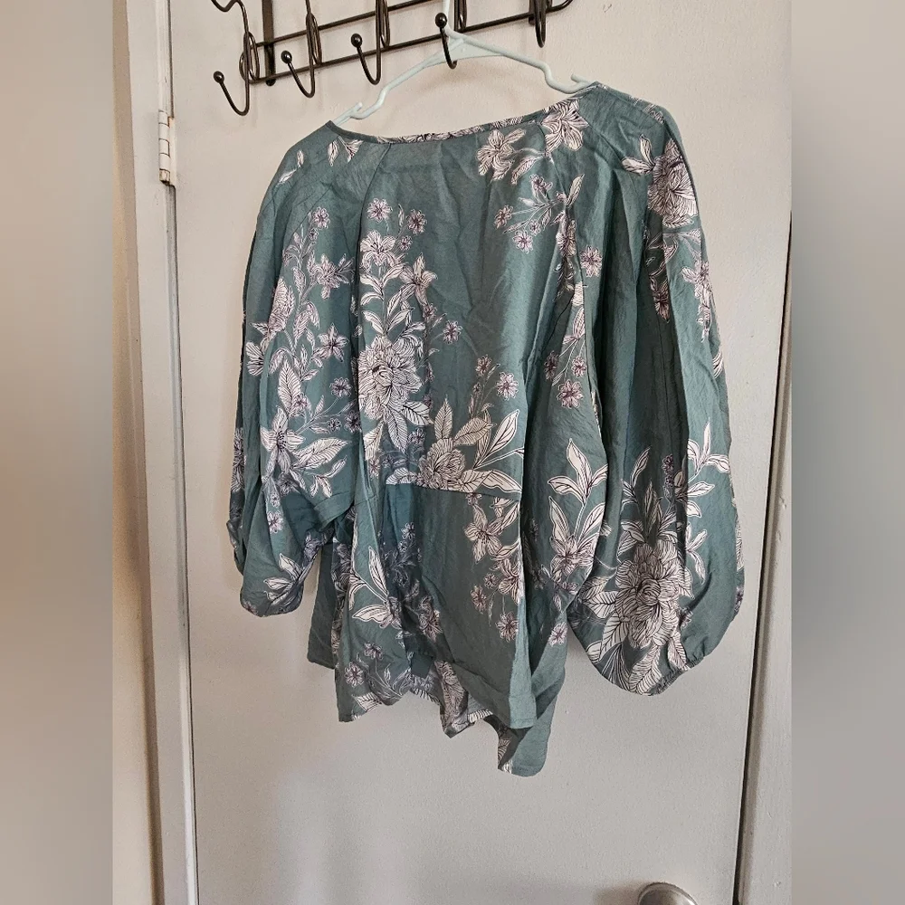 Floral Button-Down Blouse - Picture 7 of 7
